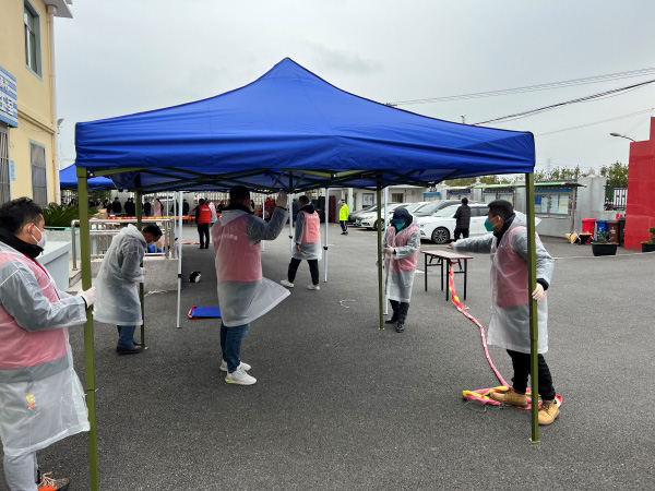 图为孙涛参与核酸检测场地搭建