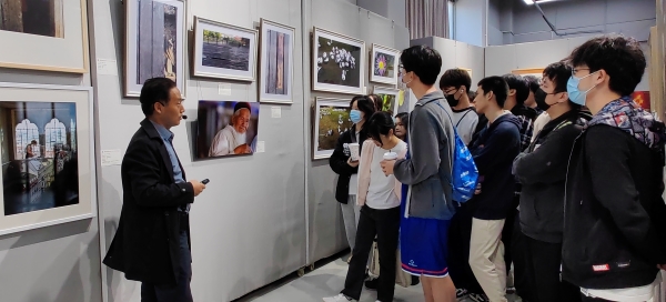 图为王启照老师在为同学们现场讲述创作心得