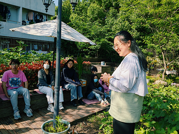 图为陶洁老师在为同学们做辅导