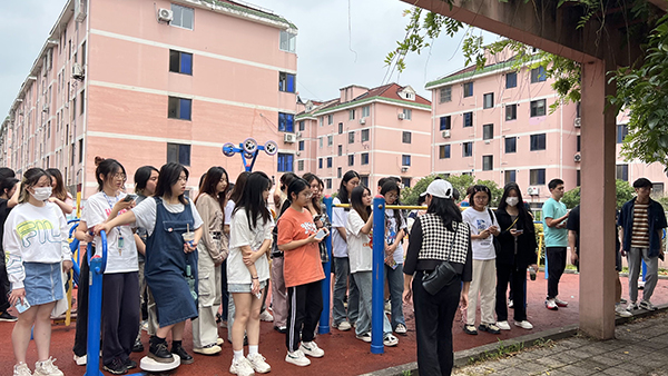 图为环境设计系师生前往社区调研