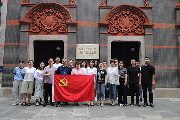 图为艺术设计学院党员们在一大会址合影