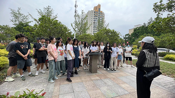 图为环境设计系师生前往社区调研