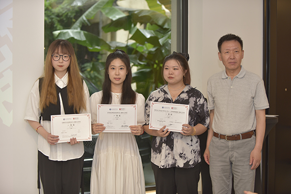 图为上海商学院教务处处长熊平安为一等奖获奖同学颁奖